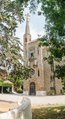 28 Temmuz 2018, Barselona, İspanya: Antoni Gaudi tarafından tasarlanan kule bina Bellesguard