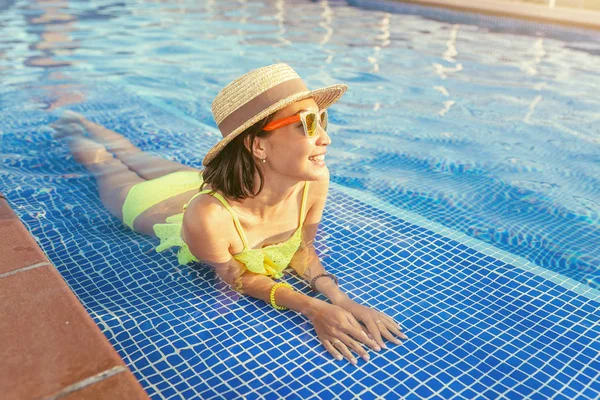 Heureuse Asiatique Femme Chapeau Joyeux Vacances Dans Piscine Sur Toit — Photo