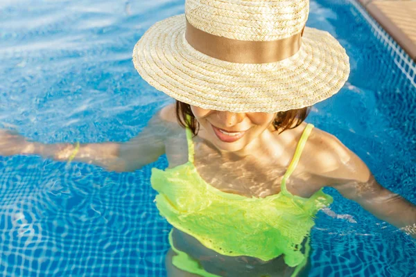 Gelukkig Aziatische Vrouw Hoed Nejoying Vakantie Zwembad Het Dak — Stockfoto