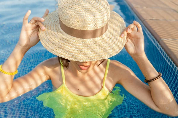 Heureuse Asiatique Femme Chapeau Joyeux Vacances Dans Piscine Sur Toit — Photo