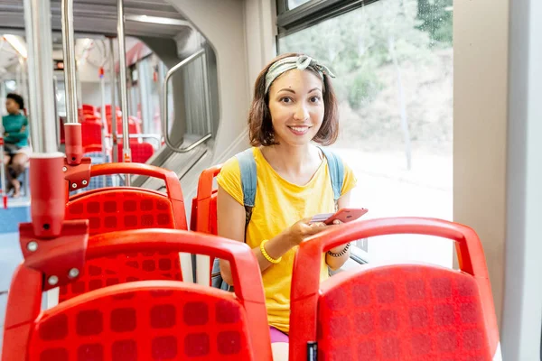 Счастливая Молодая Женщина Городском Автобусе — стоковое фото