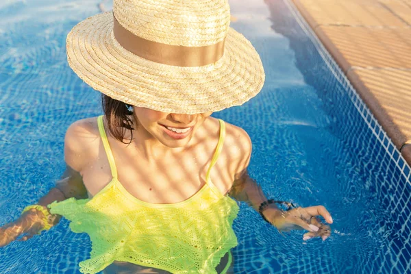 Gelukkig Aziatische Vrouw Hoed Nejoying Vakantie Zwembad Het Dak — Stockfoto
