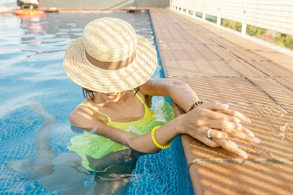 Heureuse Asiatique Femme Chapeau Joyeux Vacances Dans Piscine Sur Toit — Photo