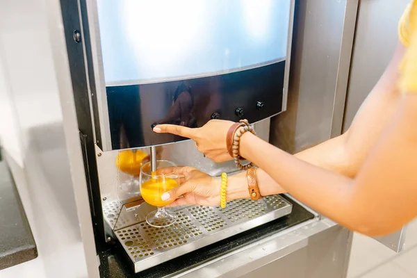 Woman Pouring Fresh Juice Glass Automatic Machine — Stock Photo, Image