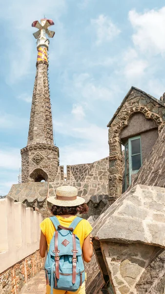 Viajante Turista Mulher Desfrutando Vista Para Arquitetura Torre Bellesguard Barcelona — Fotografia de Stock
