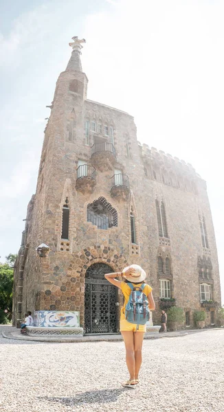 Turista Mujer Viajera Disfrutando Vista Arquitectura Torre Bellesguard Barcelona — Foto de Stock
