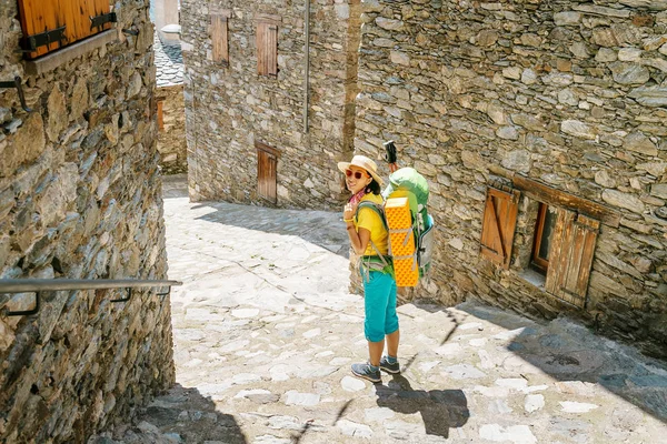 Senderista Peregrina Sendero Ruta Través Antigua Ciudad Medieval Pueblo — Foto de Stock