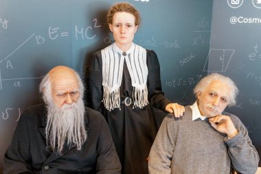 28 Temmuz 2018, Barselona, İspanya: Albert Einstein, Mendeleev kimyager ve fizikçi Madam Curie Cosmocaixa Bilim Müzesi'nde balmumu rakam