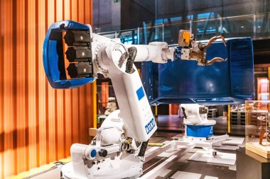 28 Temmuz 2018, Barselona, İspanya: Cosmocaixa Müzesi'nde araba sektöründe Otomasyon örnek olarak robot kol