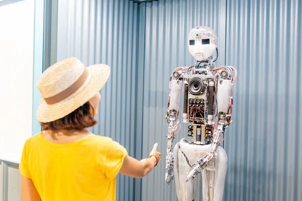 Juillet 2018 Barcelone Espagne Une Jeune Femme Interagit Avec Robot — Photo