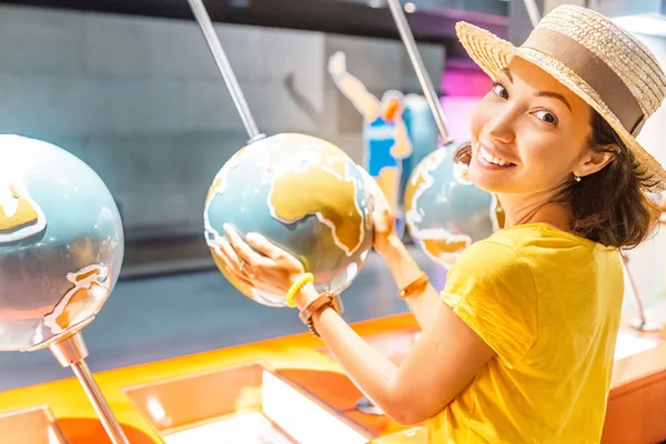 Щаслива Азіатська Студентка Світовим Глобусом Концепція Подорожей — стокове фото