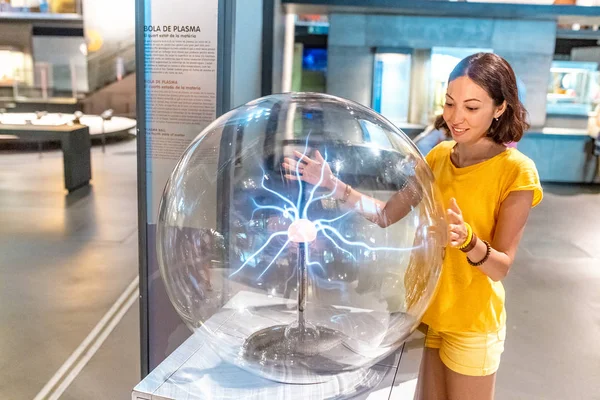 July 2018 Barcelona Spain People Playing Plasma Ball Science Museum — Stock Photo, Image