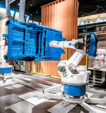 28 Temmuz 2018, Barselona, İspanya: Cosmocaixa Müzesi'nde araba sektöründe Otomasyon örnek olarak robot kol