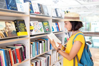 28 Temmuz 2018, Barselona, İspanya: kız okuma kitabı bilim dükkanda