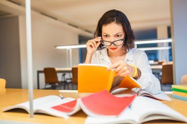 Sürpriz kadın kitaplığındaki kitap okuma