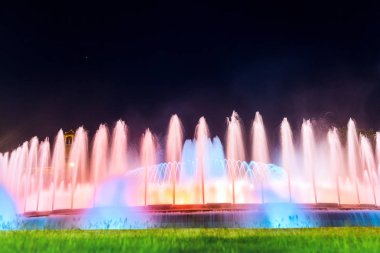 Barcelona İspanya Square yakınındaki geceleri Montjuic Çeşme ışık gösterisi magic
