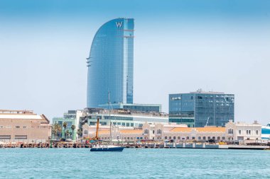 29 Temmuz 2018, Barselona, İspanya: ünlü yelken otel W skyscrapper şeklinde