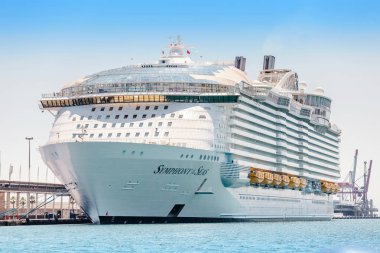 29 Temmuz 2018, Barselona, İspanya: Senfoni denizlerin Barcelona limanda Park en büyük cruise gemi olduğunu