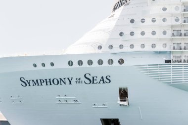 29 Temmuz 2018, Barselona, İspanya: Senfoni denizlerin Barcelona limanda Park en büyük cruise gemi olduğunu