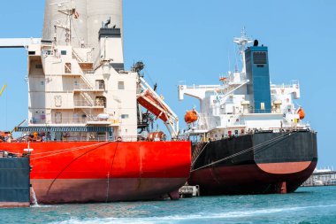 Kargo gemisi Barcelona endüstriyel bağlantı noktası kaplarda yükler