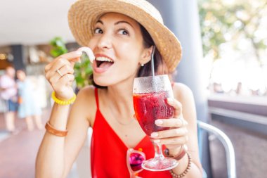 Sangria, meyve şarap açık restoranında geleneksel İspanyol sıra içme Genç Asyalı kadın