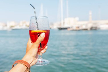 Bir bardak soğuk sangria deniz resort arka plan