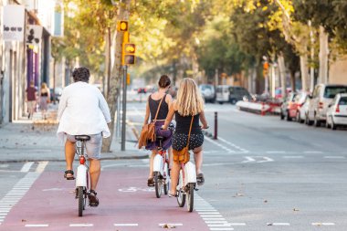 29 Temmuz 2018, Barselona, İspanya: yol kavşak geçiş bisikletçiler. Kentsel ulaşım olarak bisiklet