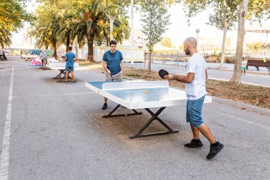 29 Temmuz 2018, Barselona, İspanya: Masa Tenisi city adlı sokak oynayanlar