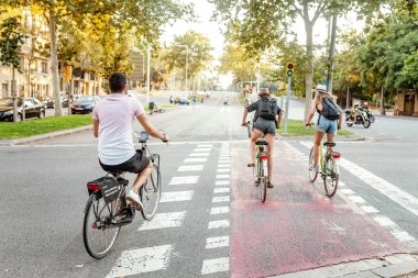 29 Temmuz 2018, Barselona, İspanya: yol kavşak geçiş bisikletçiler. Kentsel ulaşım olarak bisiklet