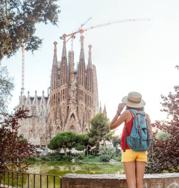 29 Temmuz 2018, Barselona, İspanya: genç kadın turist önünde Barcelona'nın ünlü Sagrada Familia landmark