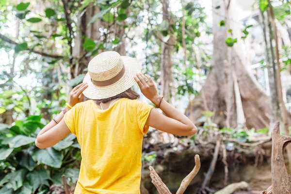 Žena Cestovatel Batohem Výletě Džungli — Stock fotografie