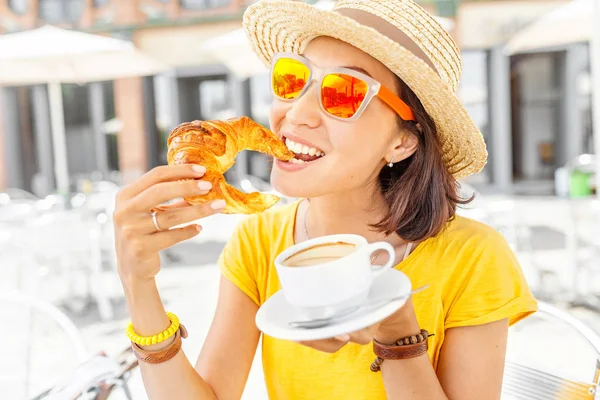Szczęśliwa Kobieta Żółty Śniadaniu Rogalików Kawy Kawiarni Świeżym Powietrzu — Zdjęcie stockowe