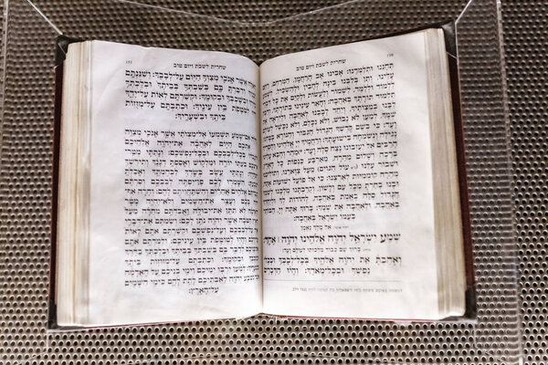 28 июля 2018 года, Барселона, Испания: древняя еврейская религиозная книга в музее
