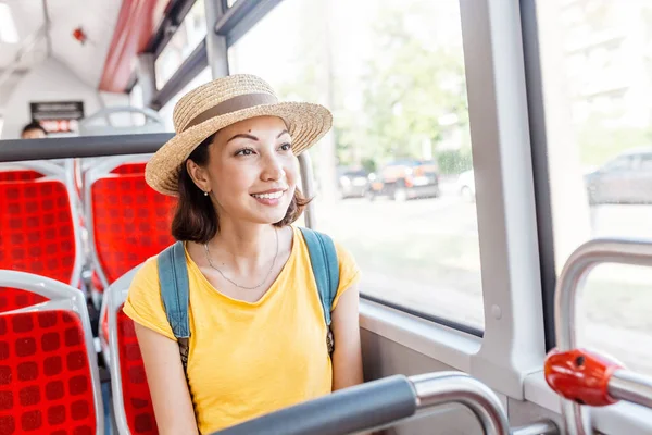 Mladá Asijská Žena Brát Autobus Městě — Stock fotografie