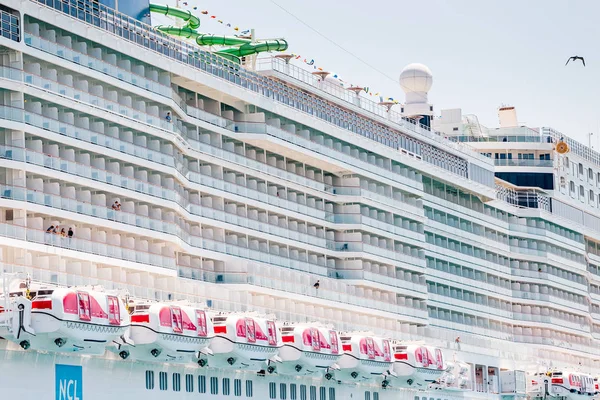 July 2018 Barcelona Spain Row Lifeboats Cabins Huge Cruise Ship — Stock Photo, Image