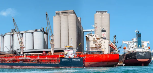 2018年7月29日 西班牙巴塞罗那 货轮在巴塞罗那工业港口装载集装箱 — 图库照片