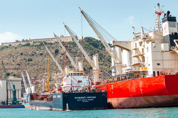 2018年7月29日 西班牙巴塞罗那 货轮在巴塞罗那工业港口装载集装箱 — 图库照片