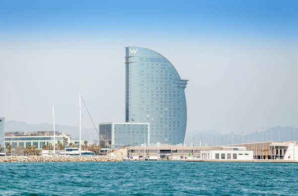 29 Temmuz 2018, Barselona, İspanya: ünlü yelken otel W skyscrapper şeklinde