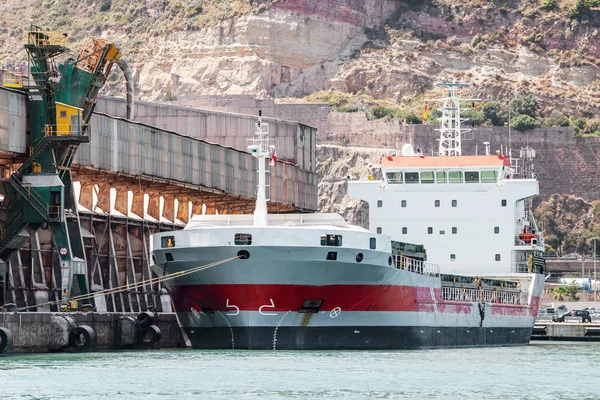 货轮在巴塞罗那工业港口装载集装箱 — 图库照片