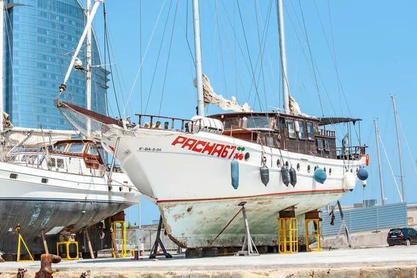Julio 2018 Barcelona España Barcos Pesca Yates Pequeños Durante Mantenimiento — Foto de Stock