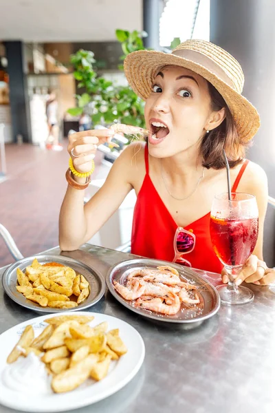 Happy Asian Woman Hat Eating Local Spanish Cuisine Grilled Seafood — Stock Photo, Image