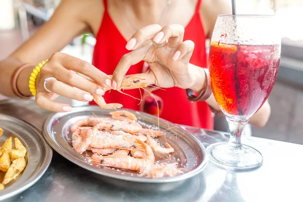 Mujer Asiática Feliz Sombrero Comiendo Comida Española Local Mariscos Parrilla —  Fotos de Stock