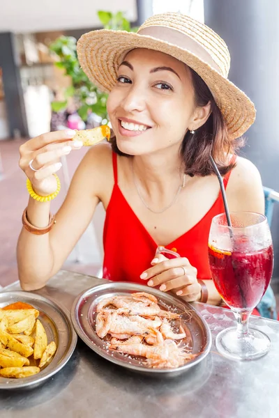 Счастливая Азиатка Шляпе Поедающая Блюда Местной Испанской Кухни Жареные Морепродукты — стоковое фото