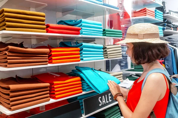 2018 スペイン バルセロナ 顧客で女をショッピング モールでシャツや他の服を選ぶ — ストック写真