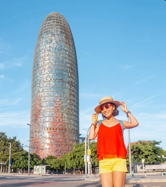 Července 2018 Barcelona Španělsko Turistické Žena Obdivovat Pohled Slavné Věže — Stock fotografie