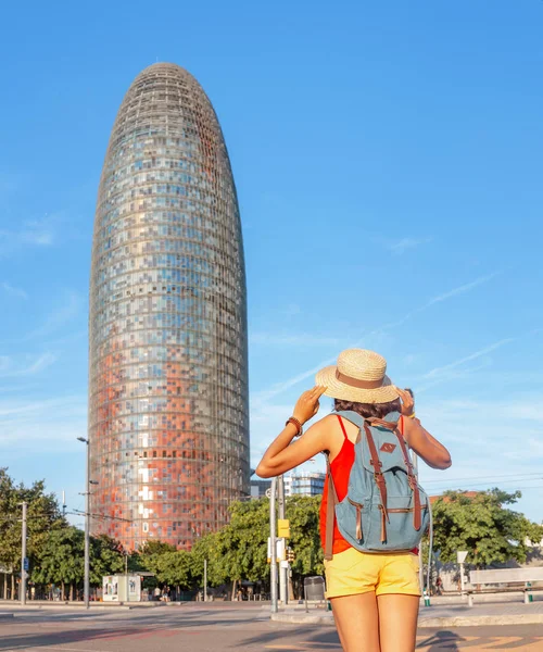 Julio 2018 Barcelona España Mujer Turista Admirando Vista Una Famosa — Foto de Stock