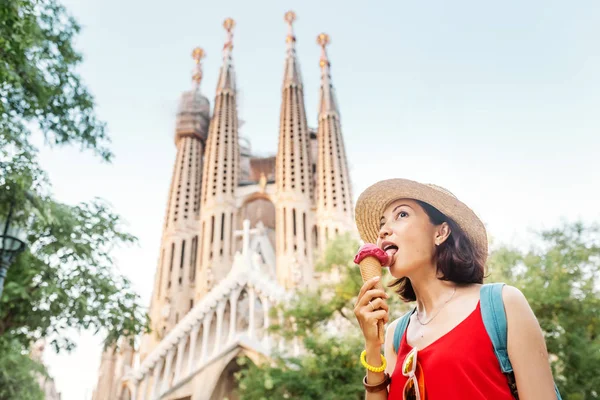 Июля 2018 Года Барселона Испания Молодая Туристка Перед Знаменитой Достопримечательностью — стоковое фото