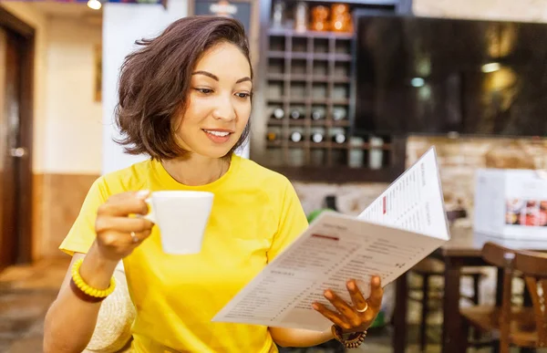 Mujer Tomando Café Leyendo Menú Cafetería —  Fotos de Stock