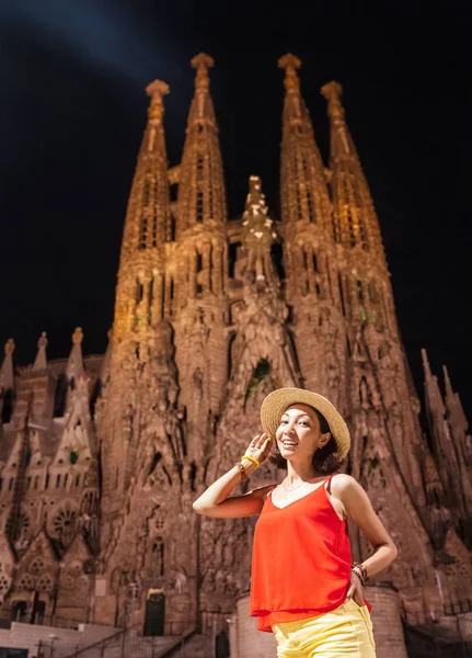 2018 바르셀로나 스페인 바르셀로나에서 시간에 유명한 사그라다 파밀리아 랜드마크 앞에서 — 스톡 사진