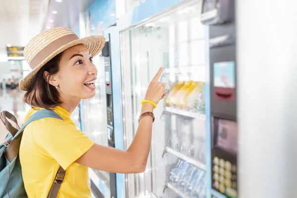 Gelukkig Aziatische Vrouw Met Behulp Van Een Moderne Drank Vending — Stockfoto